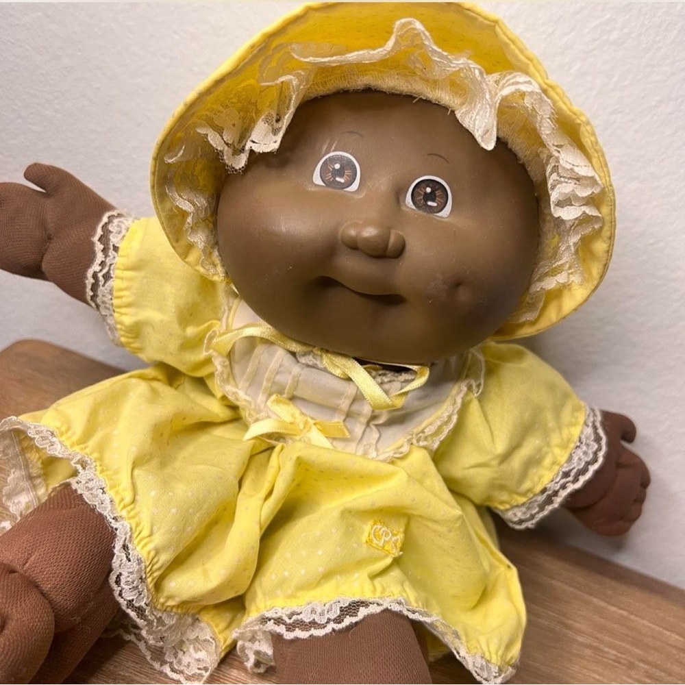 Vintage 1985 African American Cabbage Patch Doll by Coleco with Dress Bonnet - Picture 3 of 8